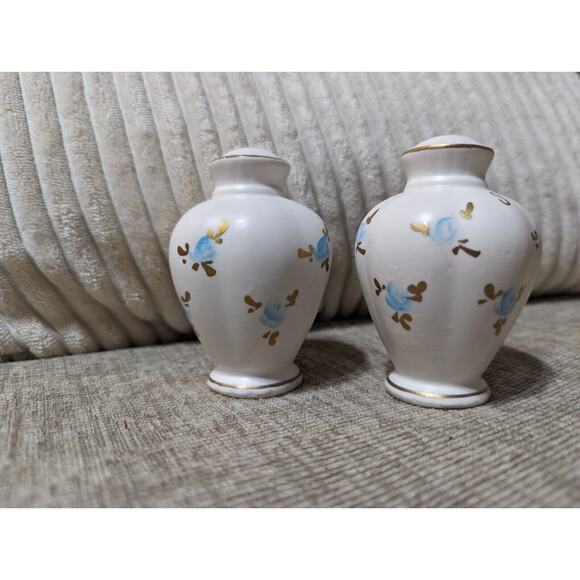 VTG Napco Flower Floral SALT & PEPPER SHAKERS Ceramic, #A5164/M Cream Blue Gold - Picture 2 of 7